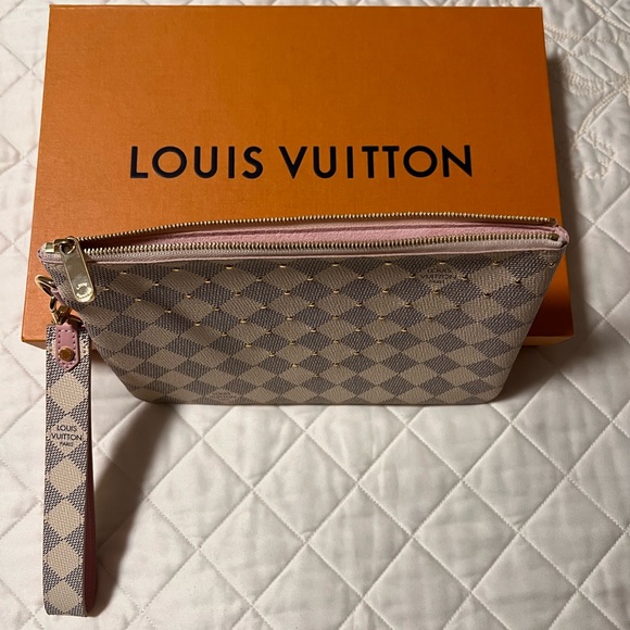 LOUIS VUITTON CITY POUCH WITH WRISTLET - Picture 9 of 16